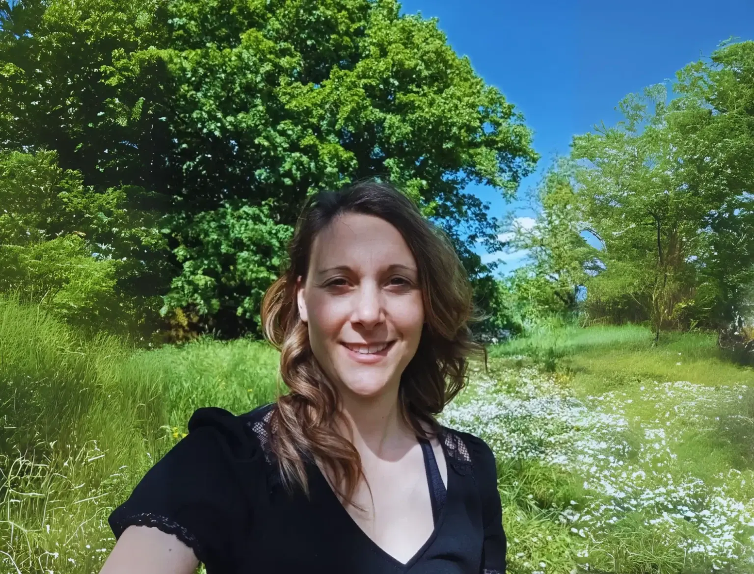 Portrait d'Oriane Nyikeine, fondatrice de Les RH O'naturel, souriante en plein air, consultante RH et coach en nature